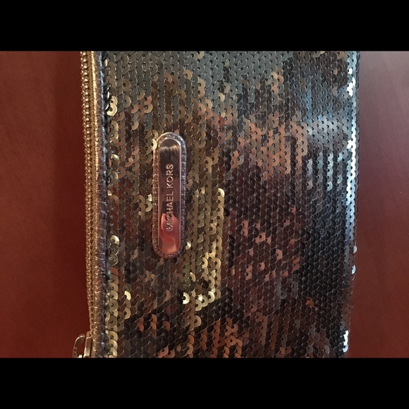 Micheal Kors wristlet - Picture 4 of 4
